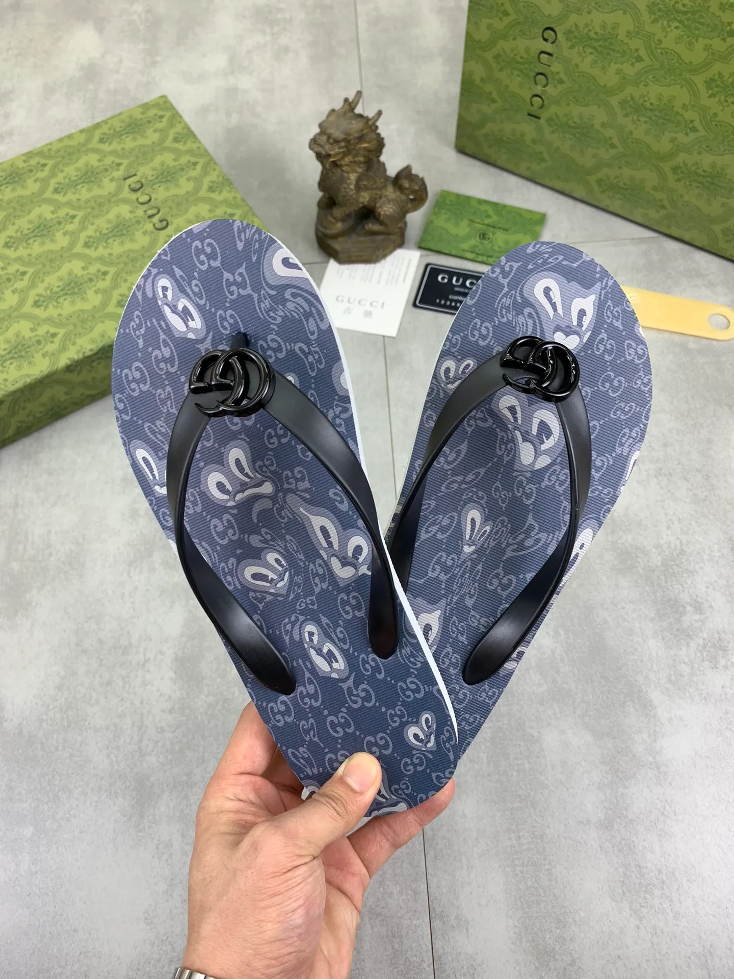 Men's men's shoes 💰P220💰【New style】🆘【GUCCI】Official website's popular Gucci adult couple 🧑‍🤝‍🧑 style, children's flip-flops are on sale at the counter simultaneously! Original fabric imported from Italy. Original bottom provided by the original factory. Size: Adult 36-45. Children’s size: 30-37. Multiple colors available.